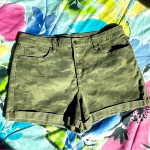 🪖🖤 UNIVERSAL THREAD CAMO SHORTS 🖤🪖